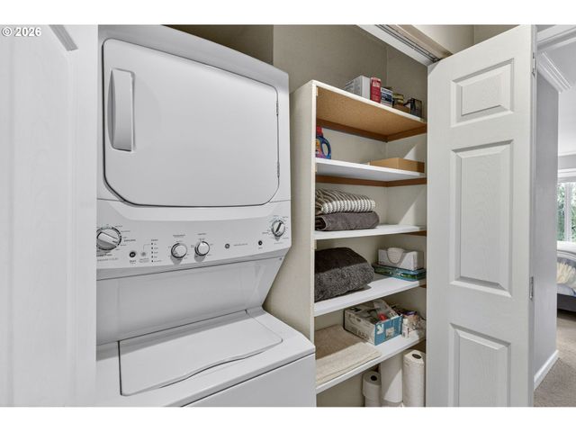 4970 S Landing Dr 304, Portland, OR 97239