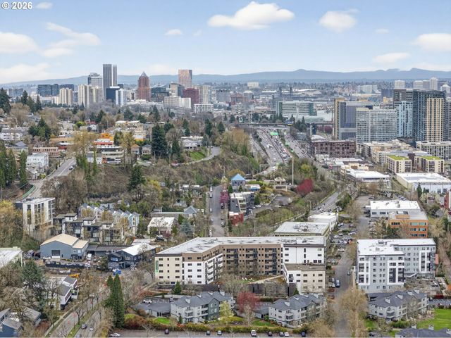 4970 S Landing Dr 304, Portland, OR 97239