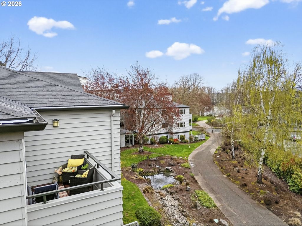 4970 S Landing Dr 304, Portland, OR 97239