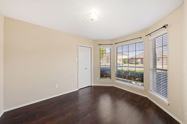 6718 Meadowcrest Drive, Arlington, TX 76002