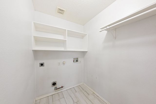 6718 Meadowcrest Drive, Arlington, TX 76002