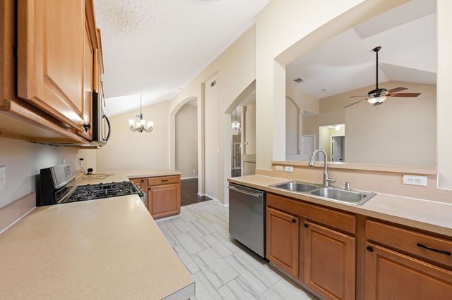 6718 Meadowcrest Drive, Arlington, TX 76002