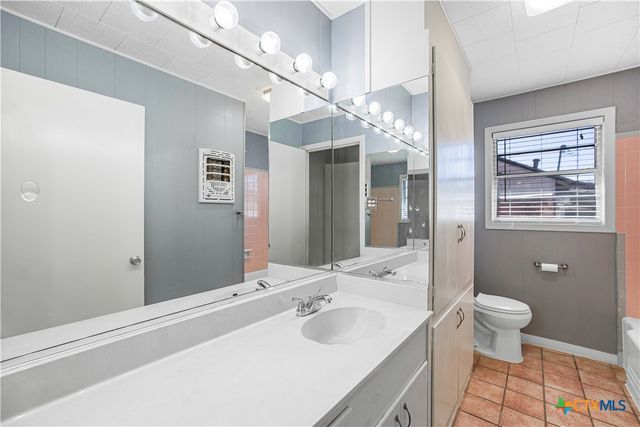 121 Bonham Street, Port Lavaca, TX 77979