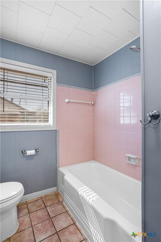 121 Bonham Street, Port Lavaca, TX 77979