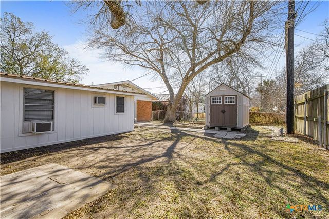 121 Bonham Street, Port Lavaca, TX 77979