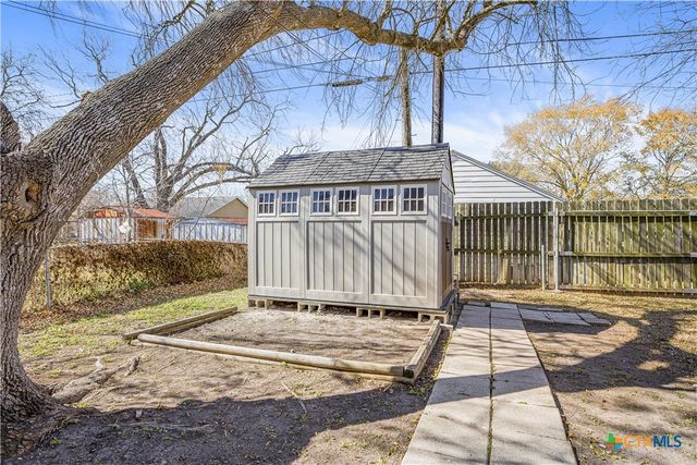 121 Bonham Street, Port Lavaca, TX 77979