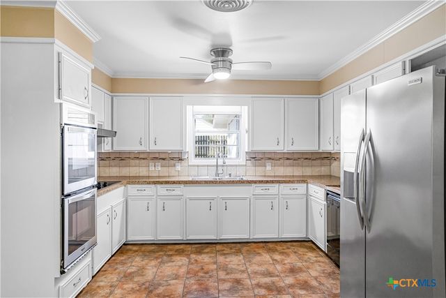 121 Bonham Street, Port Lavaca, TX 77979