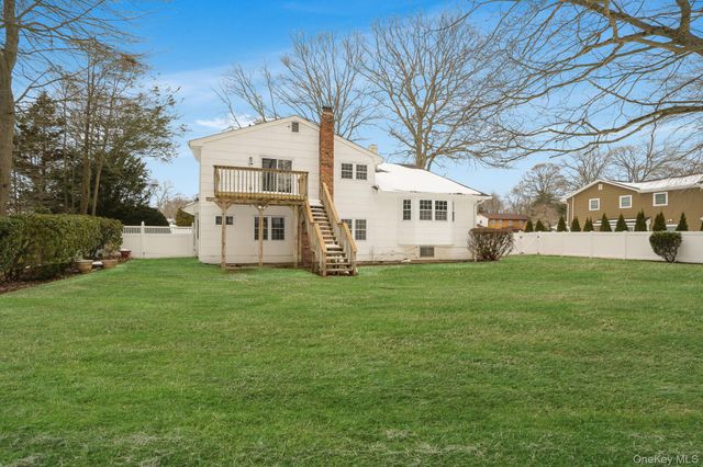 62 Canterbury Drive, Hauppauge, NY 11788