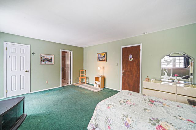 62 Canterbury Drive, Hauppauge, NY 11788