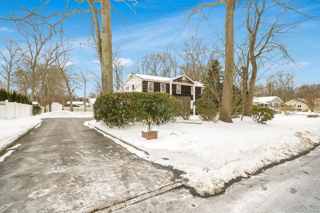 62 Canterbury Drive, Hauppauge, NY 11788