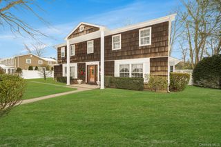 62 Canterbury Drive, Hauppauge, NY 11788
