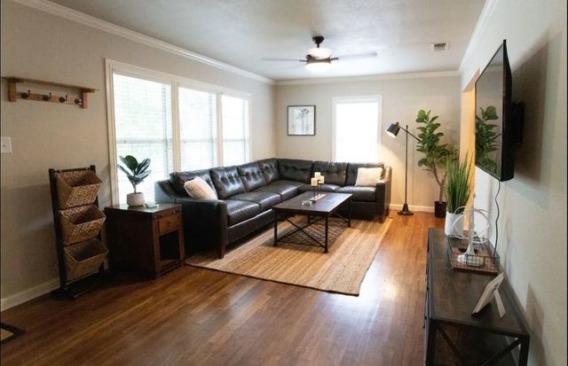 1225 S Brazos Street, Weatherford, TX 76086