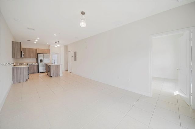 8265 NW 41st St C-202, Doral, FL 33166