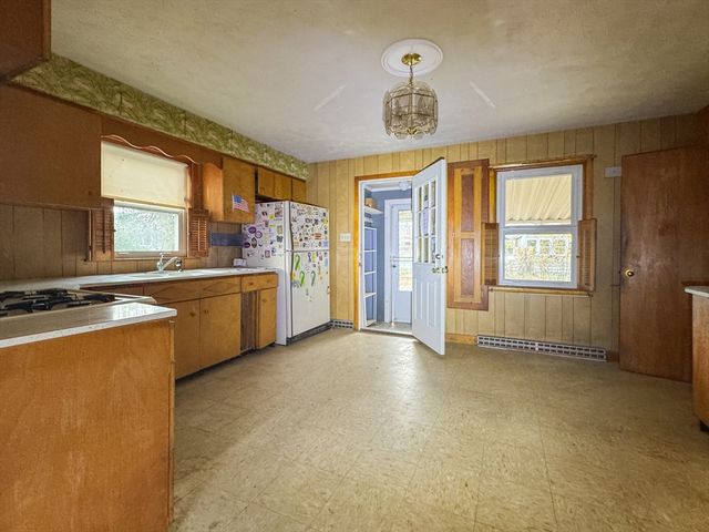 9 Paul Ave, Freetown, MA 02717