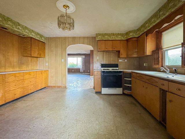 9 Paul Ave, Freetown, MA 02717