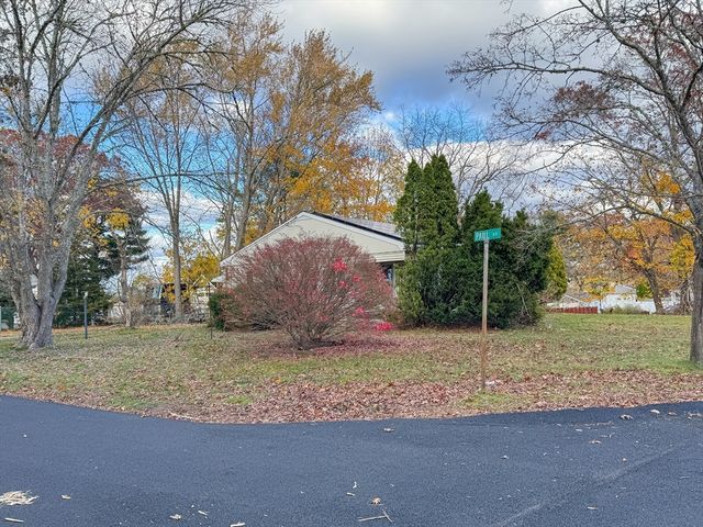 9 Paul Ave, Freetown, MA 02717