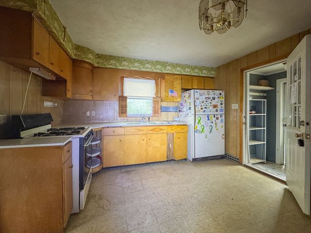 9 Paul Ave, Freetown, MA 02717