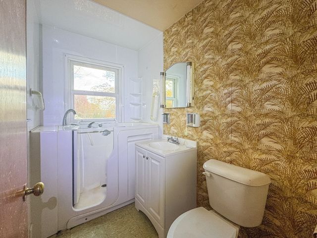 9 Paul Ave, Freetown, MA 02717