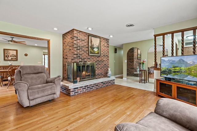 27855 W Main Street, Wauconda, IL 60084