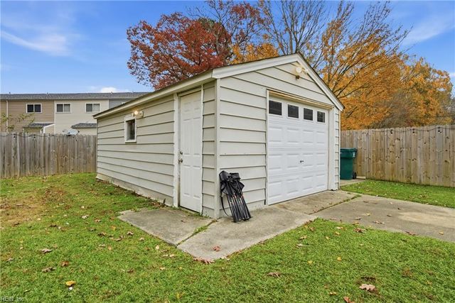 4 Tillerson DR, Newport News, VA 23602