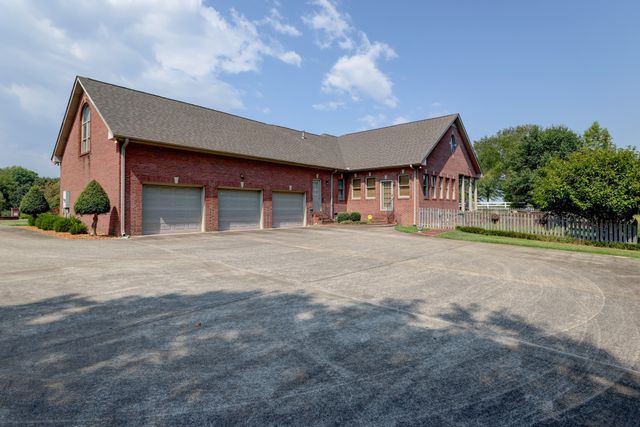 629 Mobley Rd, Clarksville, TN 37043