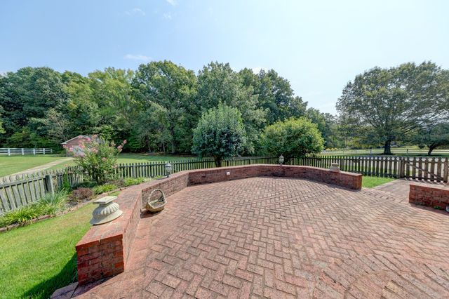 629 Mobley Rd, Clarksville, TN 37043