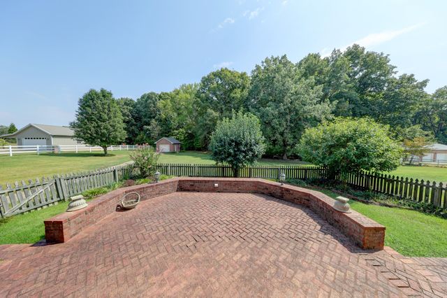 629 Mobley Rd, Clarksville, TN 37043