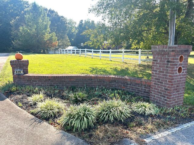 629 Mobley Rd, Clarksville, TN 37043