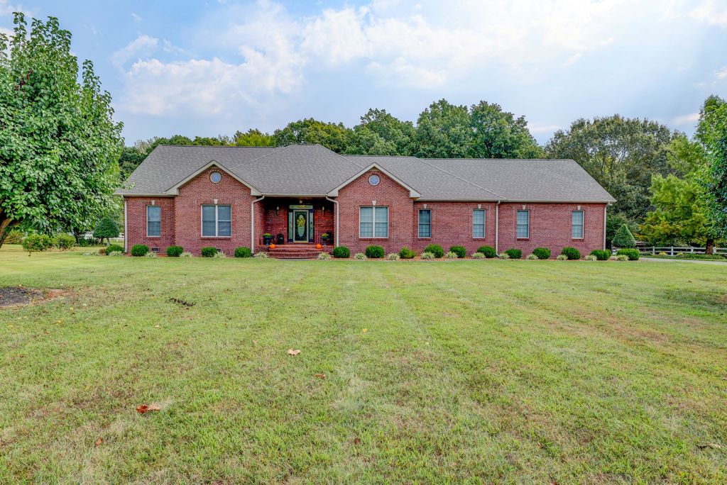 629 Mobley Rd, Clarksville, TN 37043