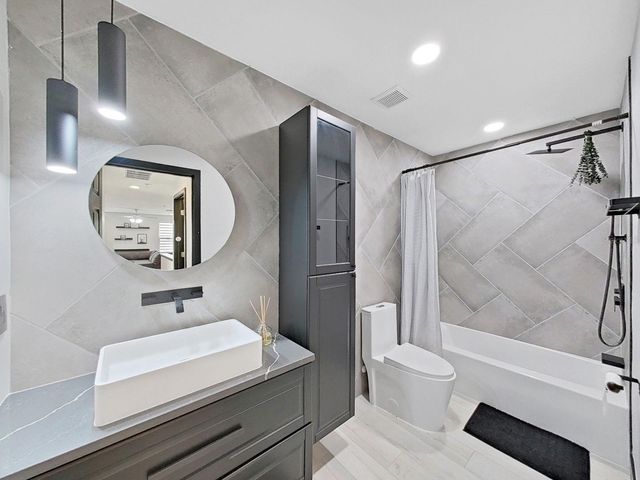 2202 LANDSIDE DRIVE, Valrico, FL 33594