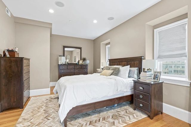 858 E 2nd St 7, Boston, MA 02127