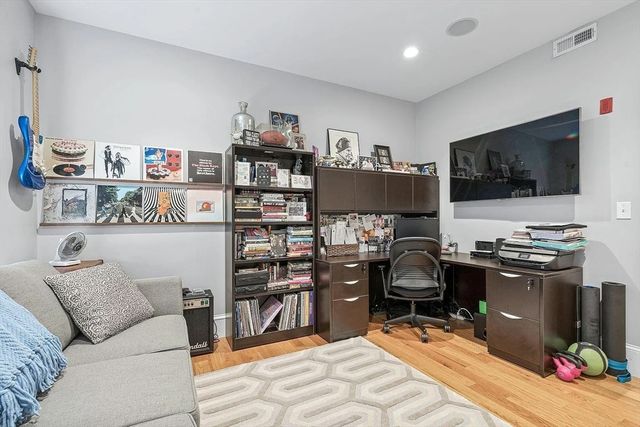 858 E 2nd St 7, Boston, MA 02127