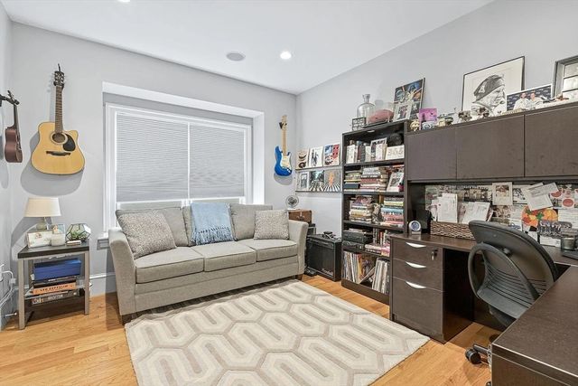 858 E 2nd St 7, Boston, MA 02127