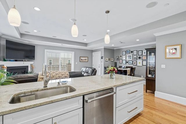 858 E 2nd St 7, Boston, MA 02127