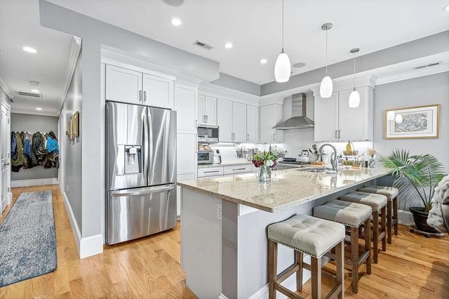 858 E 2nd St 7, Boston, MA 02127