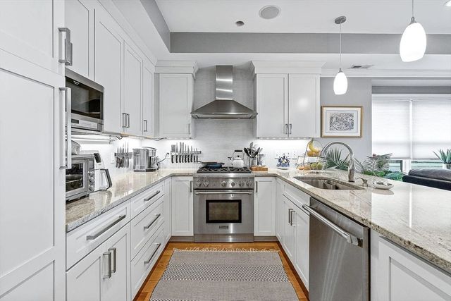 858 E 2nd St 7, Boston, MA 02127