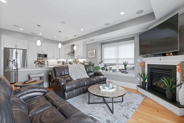 858 E 2nd St 7, Boston, MA 02127