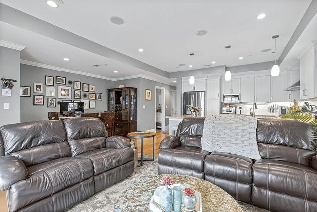 858 E 2nd St 7, Boston, MA 02127