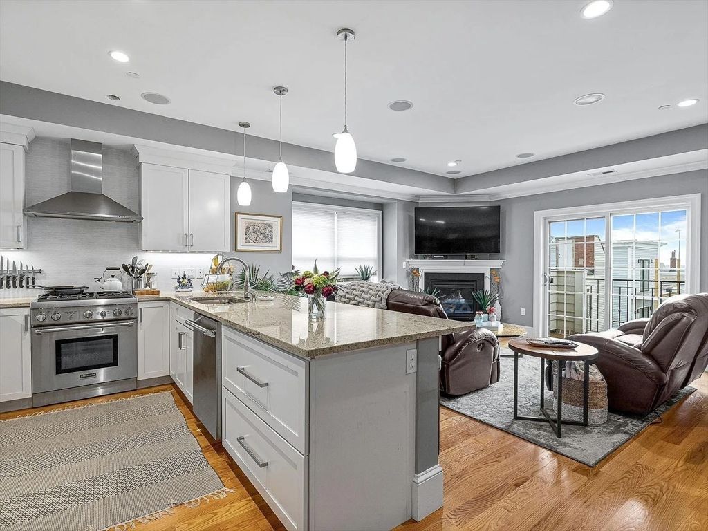 858 E 2nd St 7, Boston, MA 02127