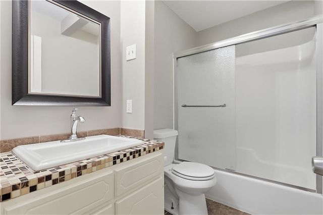 1128 NE Columbus Street, Lee's Summit, MO 64086
