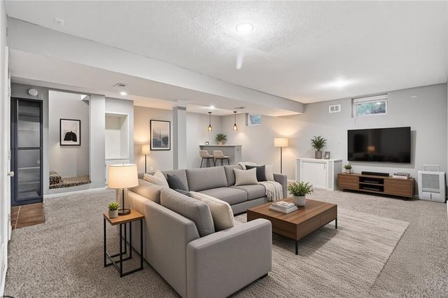 1128 NE Columbus Street, Lee's Summit, MO 64086