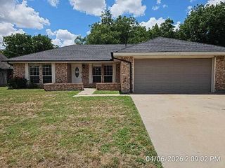 2414 NW Nottingham Rd, Lawton, OK 73505