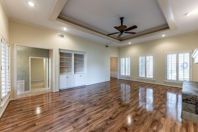 422 River Oaks Drive, Huntsville, TX 77340