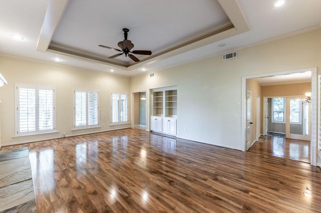 422 River Oaks Drive, Huntsville, TX 77340