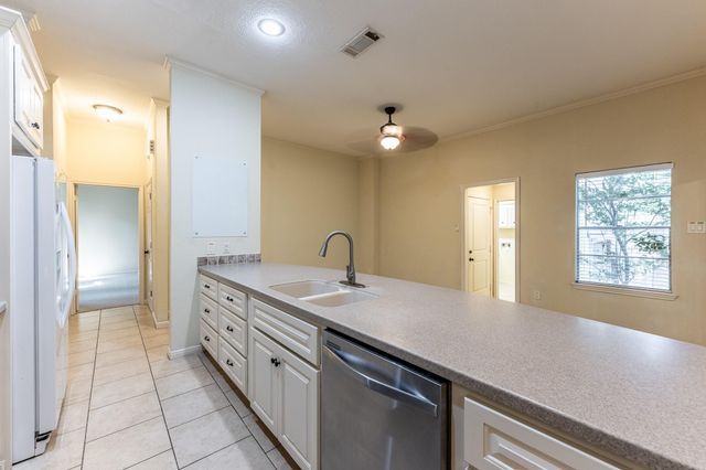 422 River Oaks Drive, Huntsville, TX 77340