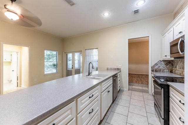 422 River Oaks Drive, Huntsville, TX 77340