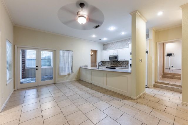 422 River Oaks Drive, Huntsville, TX 77340