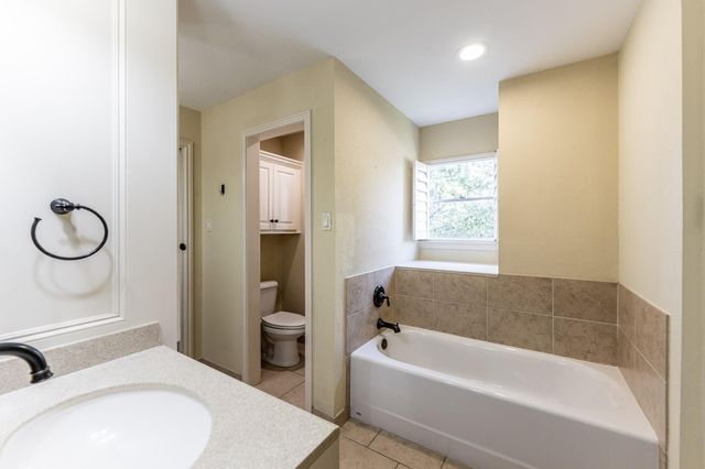 422 River Oaks Drive, Huntsville, TX 77340