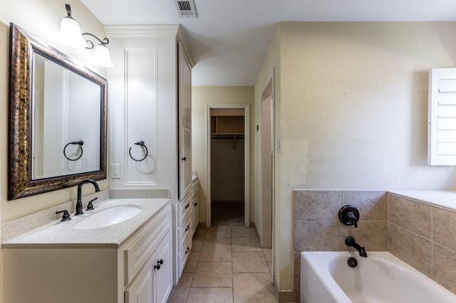 422 River Oaks Drive, Huntsville, TX 77340