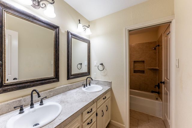 422 River Oaks Drive, Huntsville, TX 77340